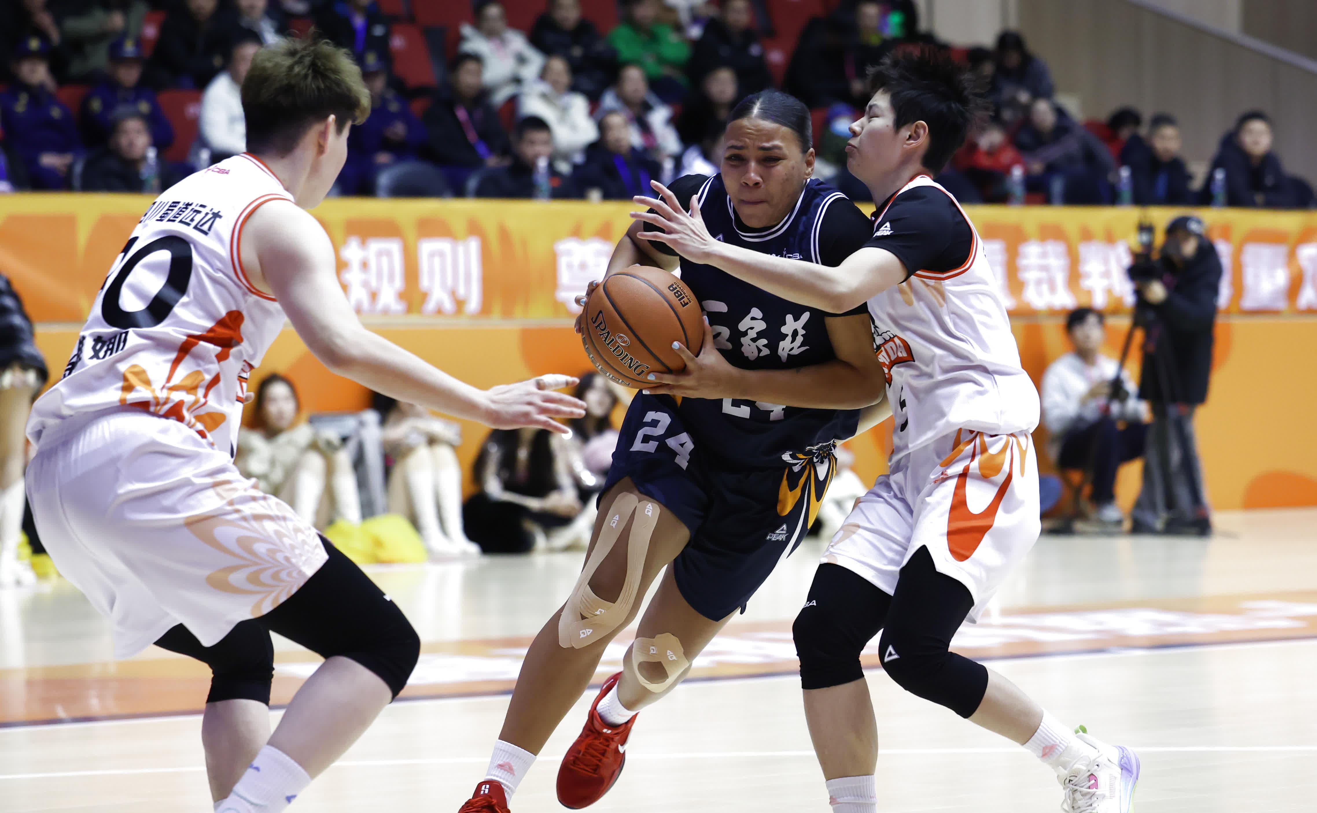 9you娱乐-包含篮球赛场临近尾声,双方实力不相上下!的词条