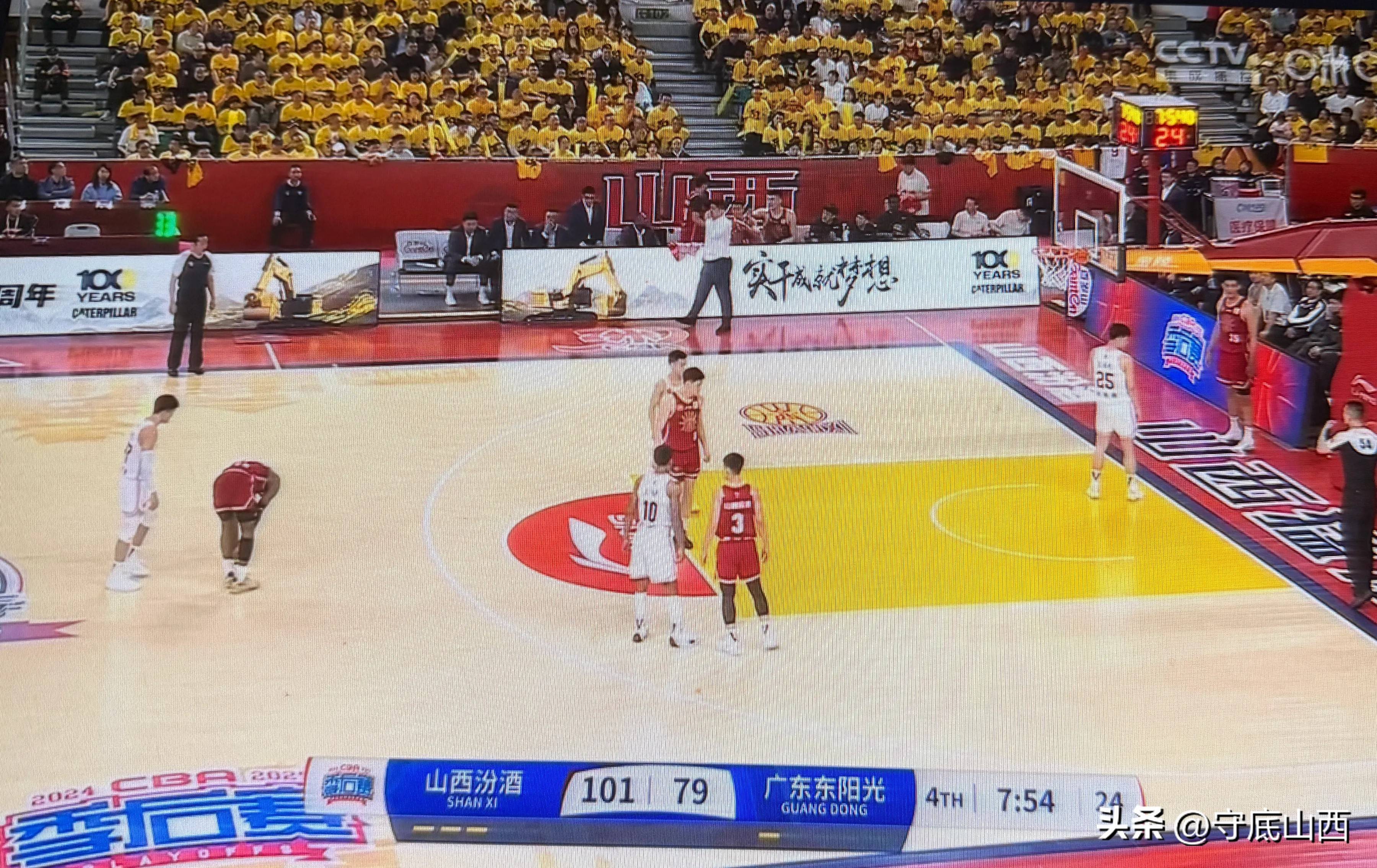 山西男篮主场告捷,球迷欢呼连胜 山西男篮主场告捷,球迷欢呼连胜