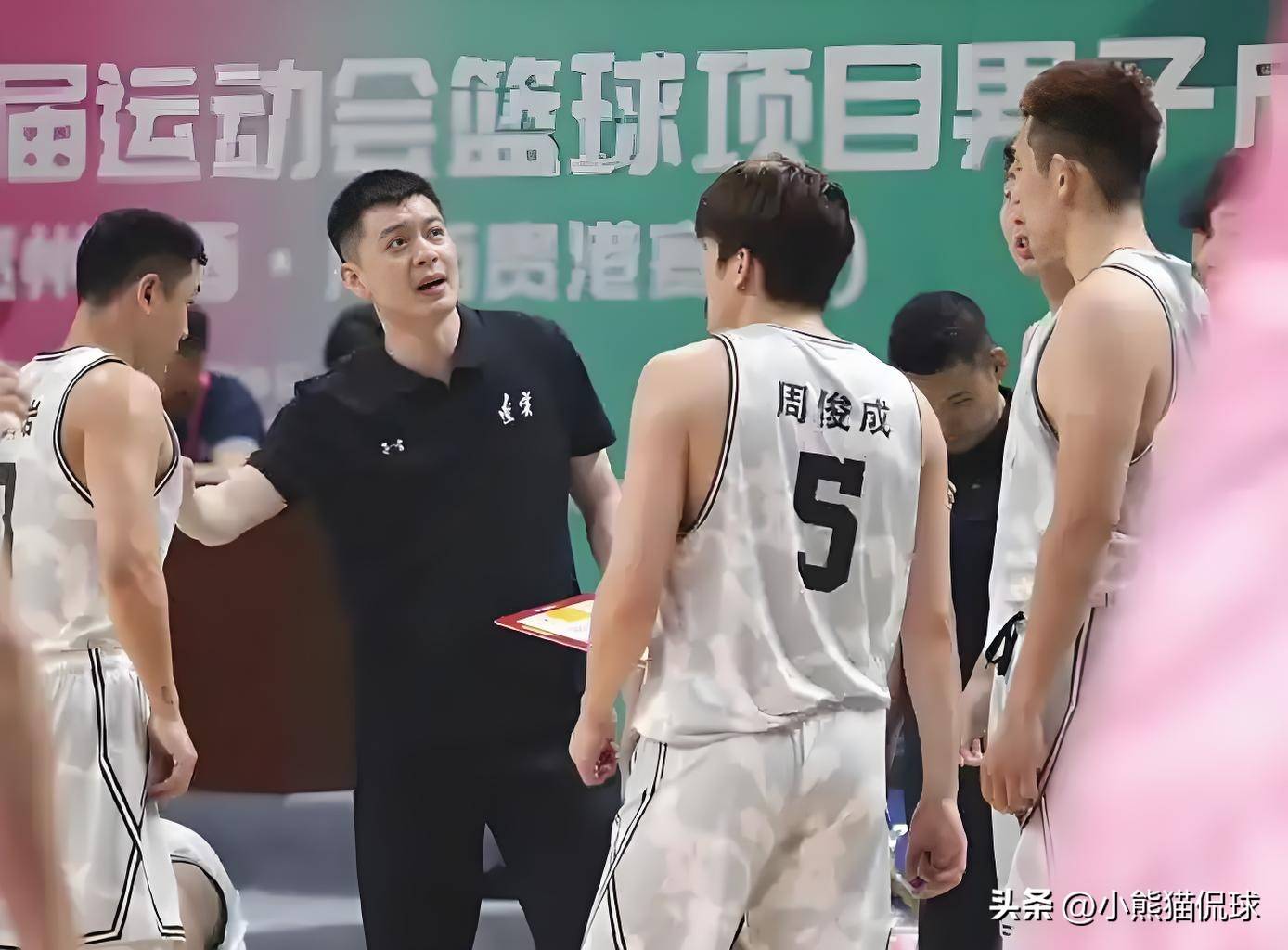 辽宁男篮凭借团队合作,力压对手成功晋级 辽宁男篮凭借团队合作,力压对手成功晋级