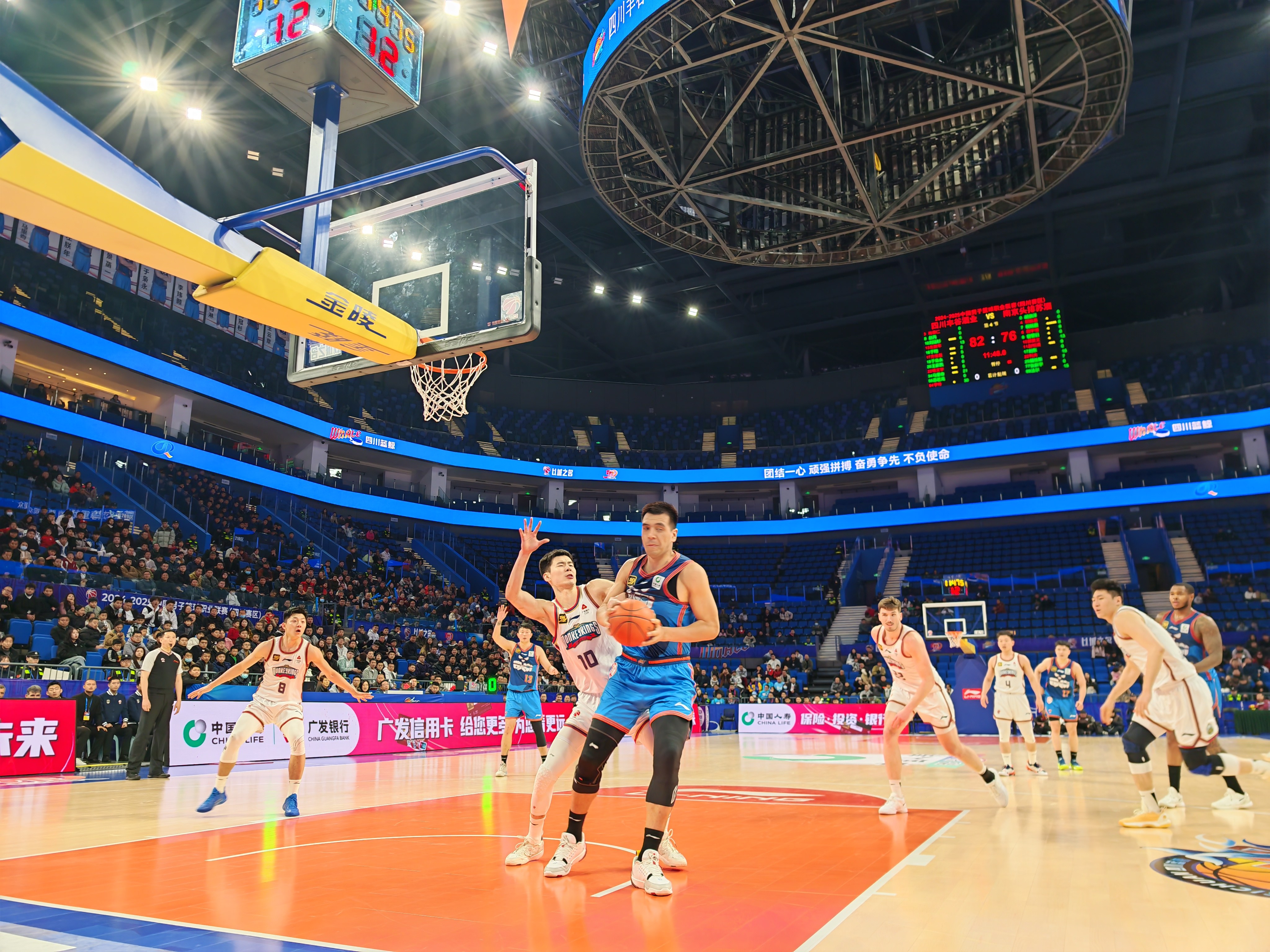 江苏男篮在比赛中展现实力,轻松取胜 江苏男篮在比赛中展现实力,轻松取胜