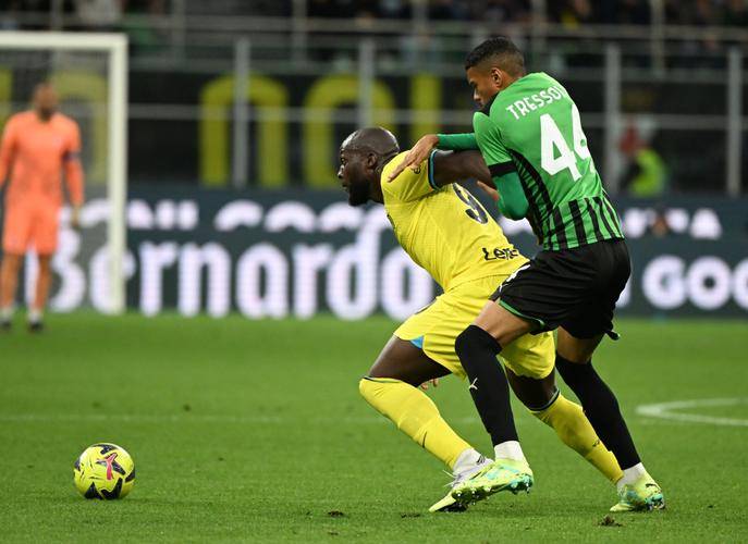 关于热那亚客场击败萨索洛，取得关键三分的信息