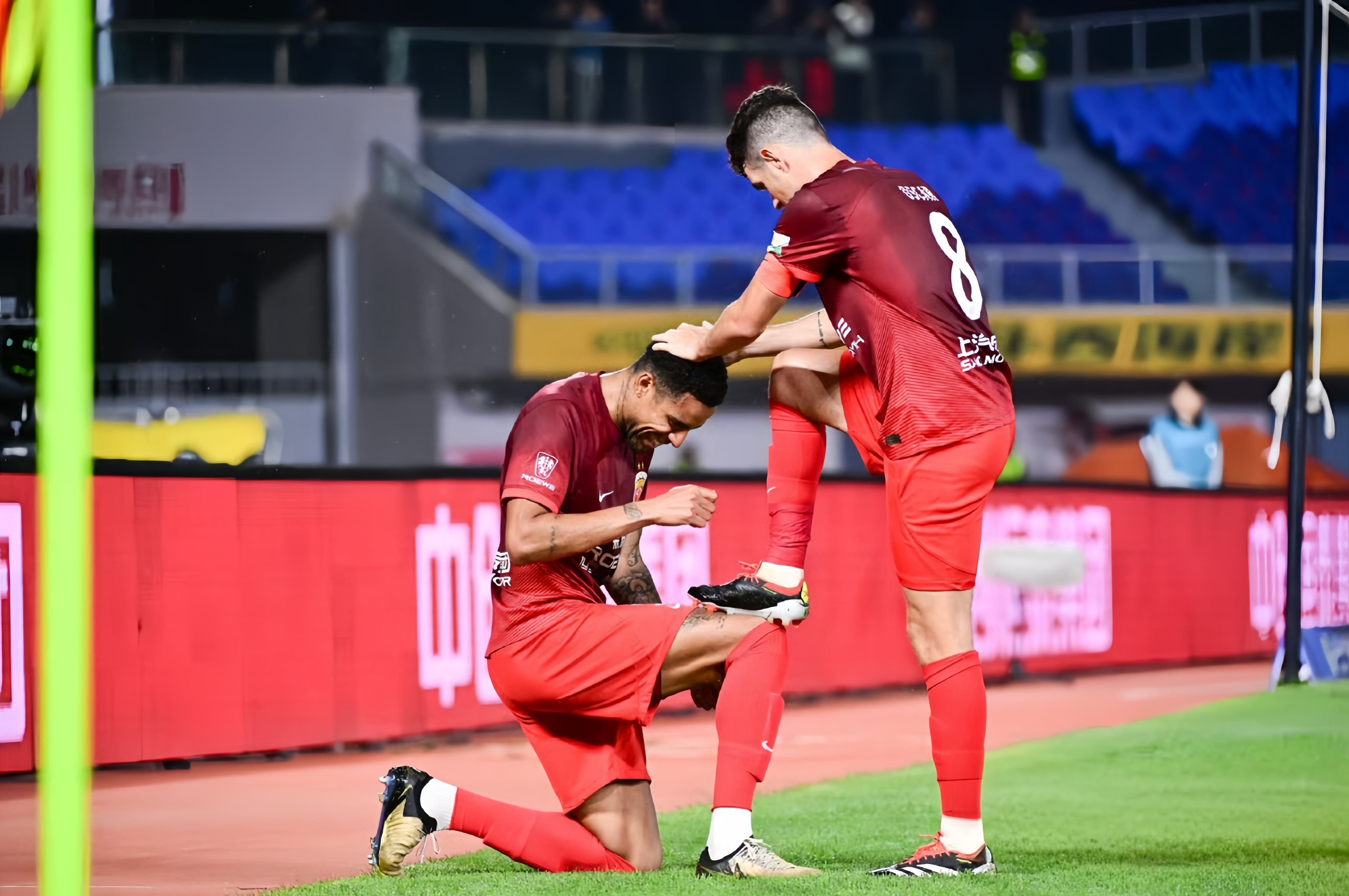 狼队球员状态高涨，轻松获胜