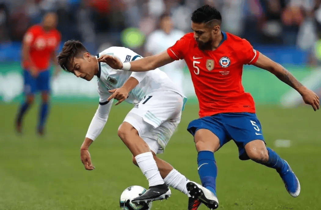 智利队在比赛中勇夺胜利，成功晋级