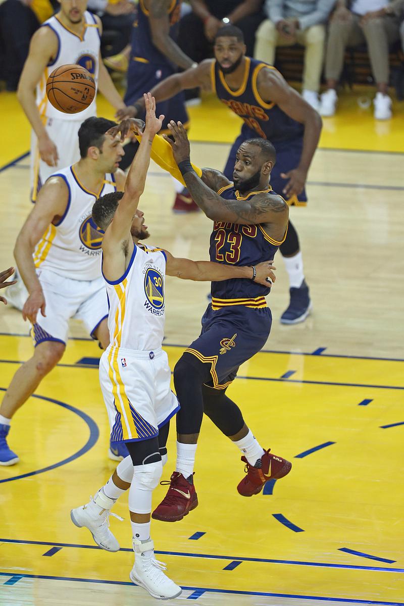 篮球比赛在外国举行,观众热情高涨 篮球比赛在外国举行,观众热情高涨