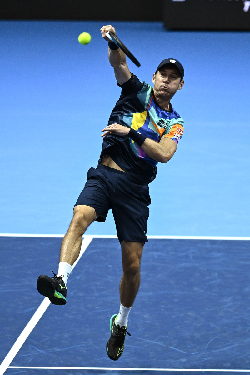 包含世界网球队险胜西班牙网球队，瓦林卡统治全场的词条