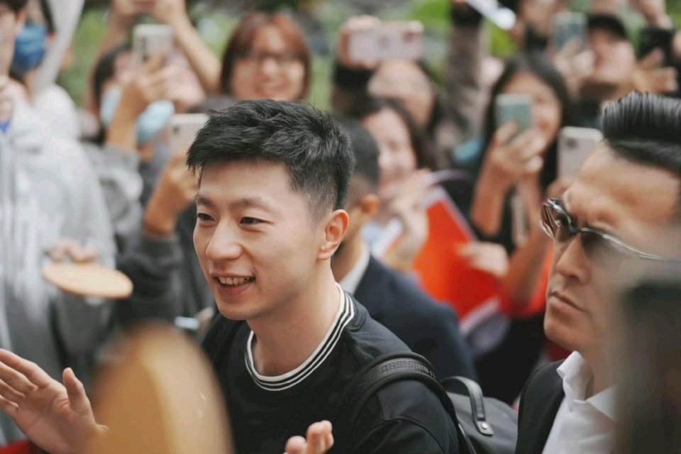 包含中国队险胜日本队，马龙刷新纪录的词条