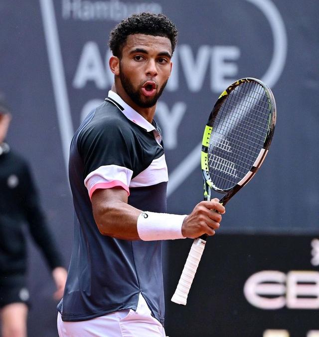 包含年终总决赛鏖战拉沃尔杯，西西帕斯惊艳四座的词条