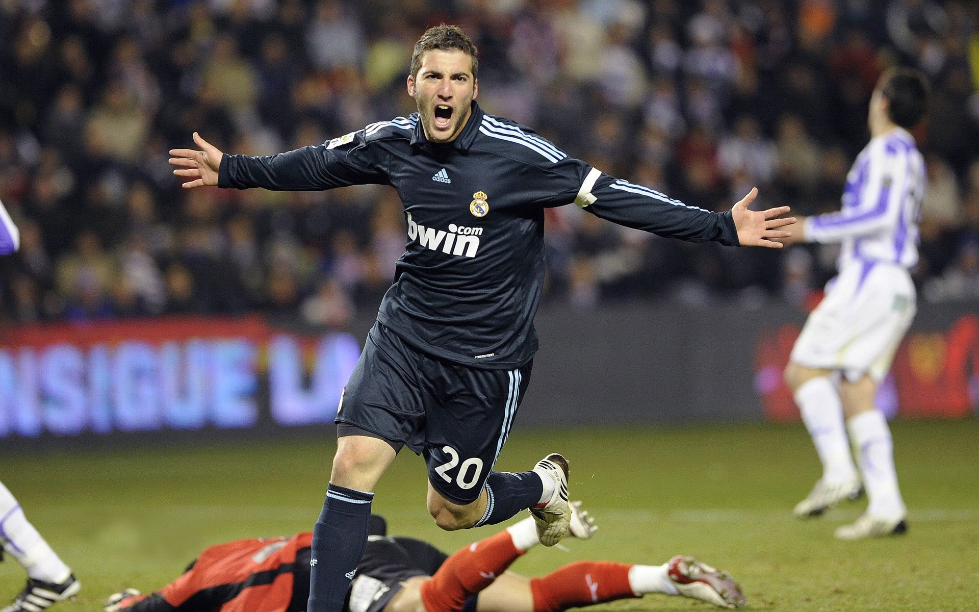 李刚仁爆发点燃进攻火花,里昂关键战突围乌克兰铁血防线